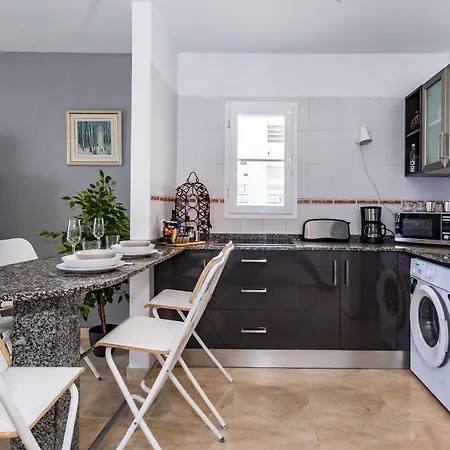 Bright 5 Minutes Walking From The Beach *